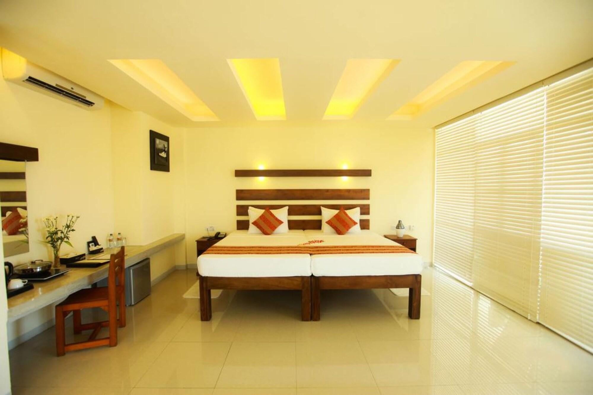 Beacon Beach Hotel Negombo Exterior photo